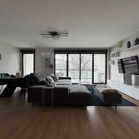 Quiet And Spacious 2br And Salon Terrasse Parking 아파트 생드니