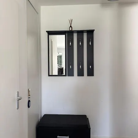 Quiet And Spacious 2br And Salon Terrasse Parking 아파트